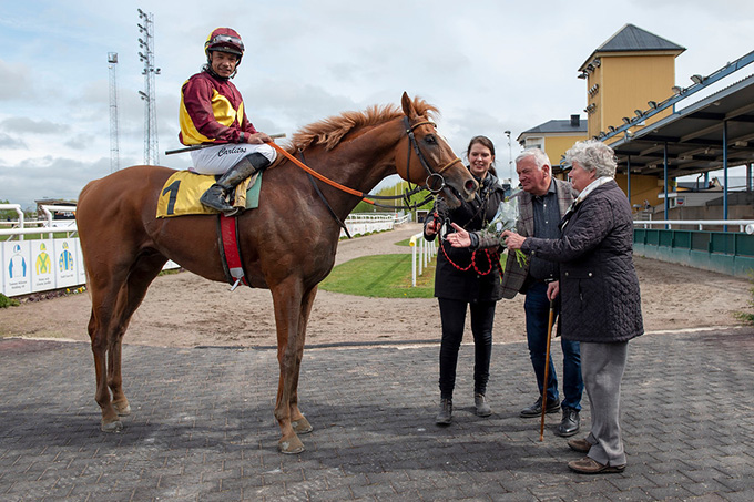 Red Cactus og jockey Carlos Lopez modtages i 
	vindercirklen af ejer Lone Kaj-Nielsen, træner Bent Olsen og Susanne Springer. Foto Stefan Olsson, Svensk Galopp 