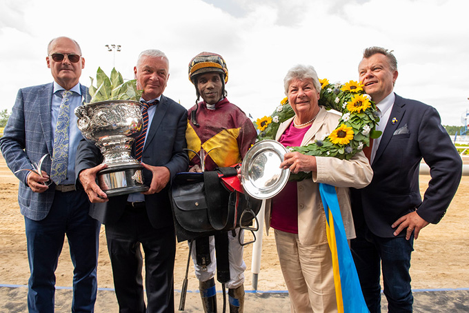 Lone Kaj-Nielsen og Bent Olsen fotograferet
	ved prisoverrækkelsen efter Red Cactus har sejret i Svenskt Derby 2019. Jockey Eduardo Pedroza red. Foto Stefan Olsson, Svenskt Galopp