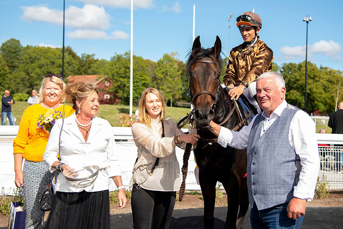 Triumviratet Laila Jeppesen, Elione Chaves og Bent Olsen i vindercirklen på Bro Park  4. sep. 2019 med Sankt Peder (ger),
	der vandt dagens største opgør Bro Park Classic 2019 for 3-årige heste. Foto Elina Björklund, Svensks Galopp