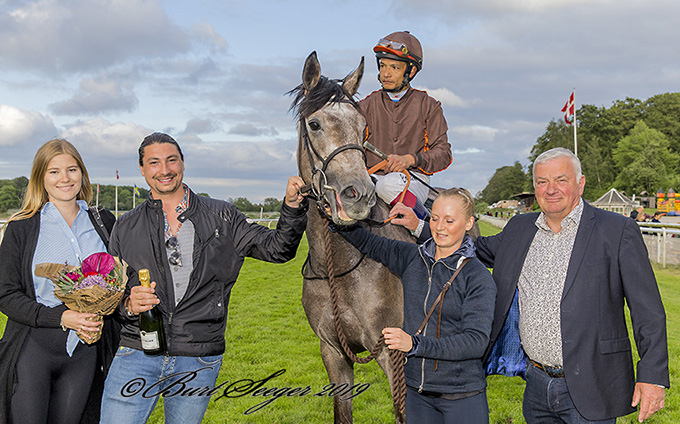 Kia og Marc Elsborg tager imod Silverstone og jockey Carlos Lopez som vinder af 3 års løb sammen med træneren. Foto Burt Seeger 