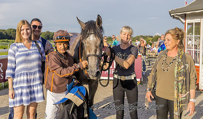 Kjeldsbjerggaards ejere med Silverstone og jockey Carlos Lopez i vindercirklen, lørdag den 13. juli, Klampenborg. Foto Burt Seeger