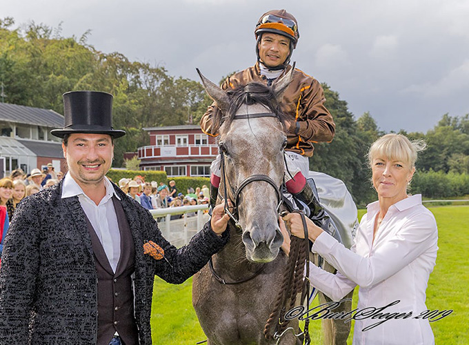 På billedet ses Marc Elsborg fra Kjeldsbjergaard ApS sammen med Christel Preuthun fra Bent Olsen, som modtager vinderen af 
	Dansk Oaks 2019, Silverstone, med jockey Carlos Lopez på ryggen. Foto Burt Seeger 