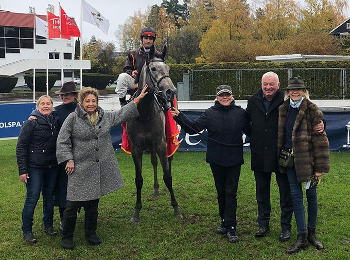 Silverstone sejrer i norsk Oaks 2019 med jockey Elione Chaves. 
	 På billedet ses ejer Laila Jeppesen fra Kjeldsbjerggaard ApS sammen med bl.a. træner og jockey. Foto Øvrevoll