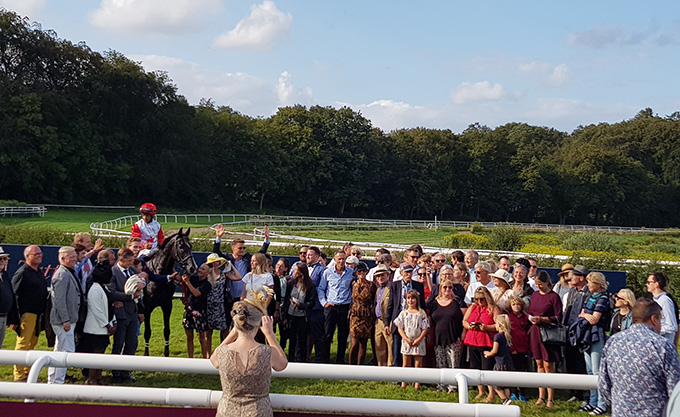 Stald Klampenborg samlet foran vindercirklen
	efter Hongkong Honcho's sejr, redet af jockey Carlos Lopez,  i Tattersalls Grand Cup, søndag 11. aug. 2019. Foto Styles-OK