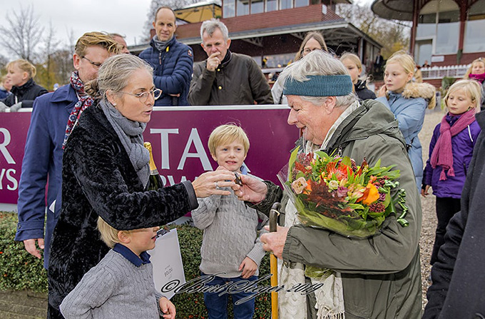 Ejer Lone Kaj-Nielsen modtager ærespræmie fra Boutique Bolou efter Talisman's sejr i Tortue Efterårshandicap, lørdag den 26. okt.  Foto Burt Seeger