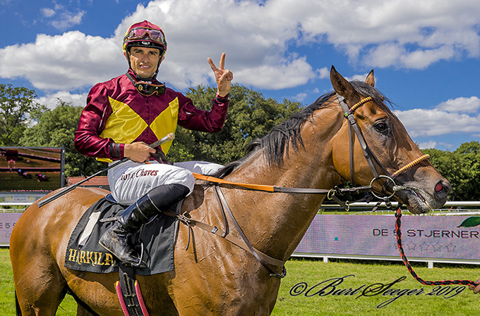 Jockey Elione Chaves med Talisman (FR) efter hestens tredje sejr i 2019. Foto Burt Seeger