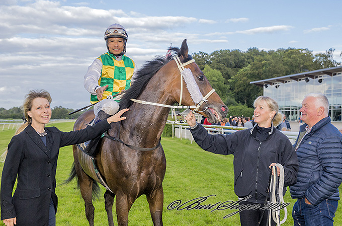 Ejer og opdrætter Irina Skjødt tager imod 3-årige The Winther Storm og Carlos Lopez efter sejren, Klampenborg 6. juli 2019. Foto Burt Seeger
