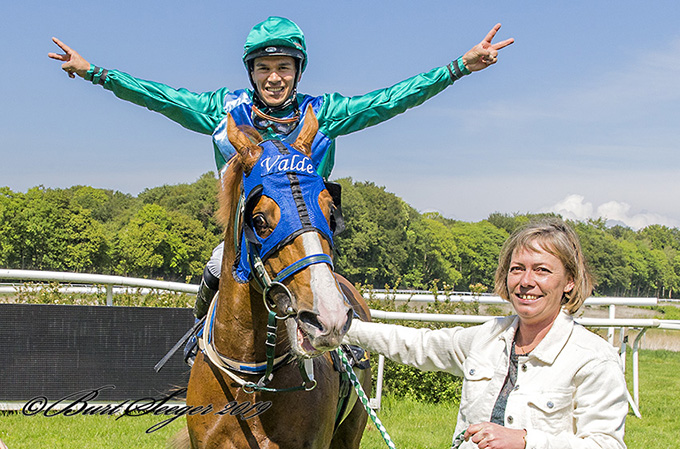 Valde og jockey Marcos Robaldo med ejer Marianne Pedersen i vindercirklen. Foto Burt Seeger