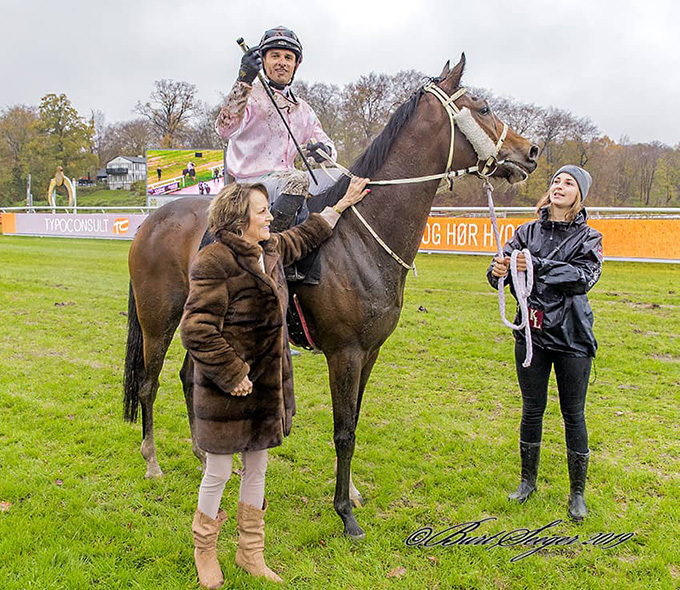Ejer Beatrice Marsing tager imod Wonder Why og jockey Elione Chaves efter hestens maidensejr 2. nov., Klampenborg. Foto Burt Seeger