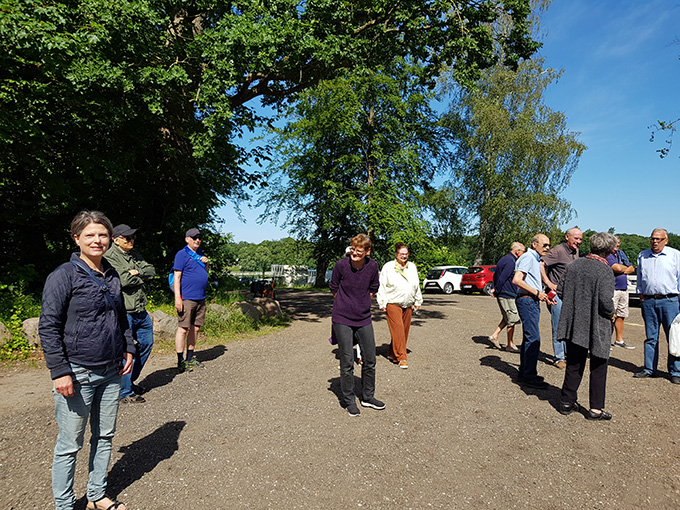 Mange medlemmer fra Stald KTAS's galopafdeling var mødt frem for på behøring afstand af hinanden at fejre Acapello's Petit Prix sejr på Jydsk Væddeløbsbane 13. juni 2020. Foto Ole Henrik Sørensen