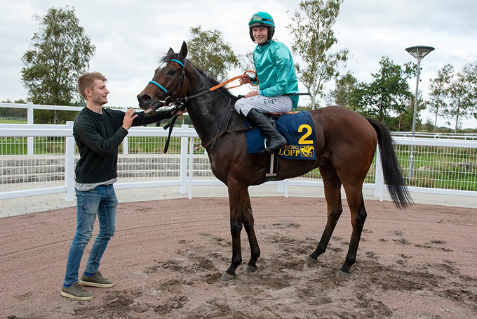 French Warrior og Christopher Roberts fotograferet efter sejren, Göteborg 3. okt., 2020. Foto: Stefan Olsson, Svensk Galopp
