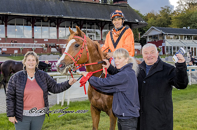 Gitte Friis, den ene halvdel af ejerparret Gunnar Ferdinand og Gitte Friis, tager imod 2-årige Miss Twenty og jockey Marcos Robaldo efter 
hestens maidensejr. Foto Burt Seeger 