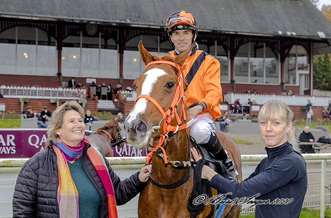 Gitte Friis, ejer af Miss Twenty sammen med Gunnar Ferdinand, 
tager imod hesten foran vindercirklen sammen med jockey Marcos Robaldo. Foto Burt Seeger