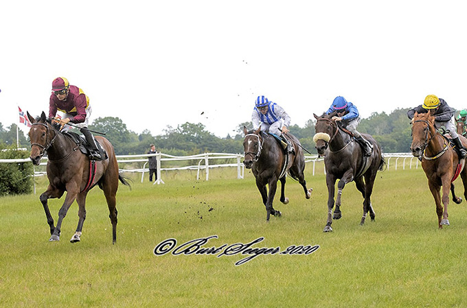 New Target med jockey Elione Chaves bestod Derbytesten over 2200 meter med glans, lørdag den 20. juni 2020 på Klampenborg Galopbane. Foto Burt Seeger