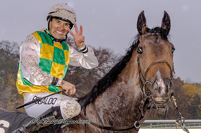 Jockey Marcos Robaldo på ryggen af Send Me An Angel
storsmiler efter tre sejre på Klampenborg lørdag den 31. okt. 2020. Foto Burt Seeger