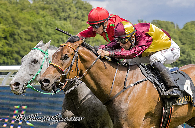 Talisman (FR) (nærmest kameraet) bliver redet til sejr af Elione Chaves i Gentofte Kommunes Ærespræmie, lørdag den 6. juni 2020. Foto Burt Seeger