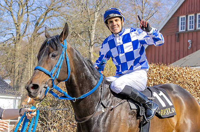 Jockeylærling Andres Chavez fra Sverige ses her for første gang på Klampenborg Galopbane, hvor han red Sankt Peder (ger) til sejr, 1. maj, 2021  Foto: Burt Seeger