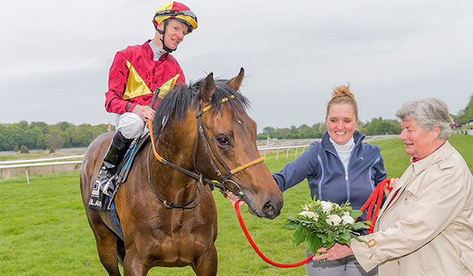 Lone Kaj-Nielsen hilser på Brownie (FR) og Jacob Johansen efter sejr på Klampenborg Galopbane Foto: Burt Seeger