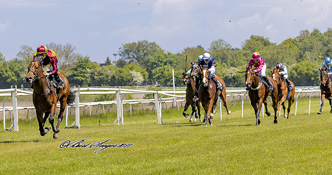 Double Two (IRE), redet af Elione Chaves, på vej mod overbevisende maidensejr, Klampenborg Galopbane, lørdag den 29. maj 2021. Foto Burt Seeger
