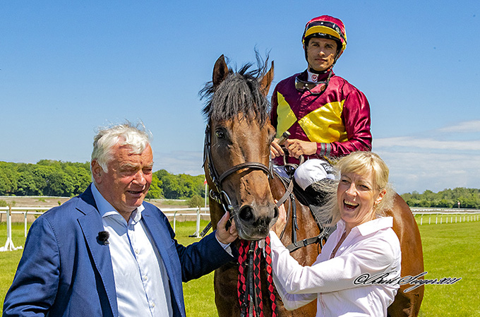 Double Two (IRE), der ejes af Lone Kaj-Nielsen, ses her foran vindercirklen med jockey Elione Chaves, Bent Olsen og Christel Preuthun, lørdag den 29. maj 2021. Foto: Burt Seeger