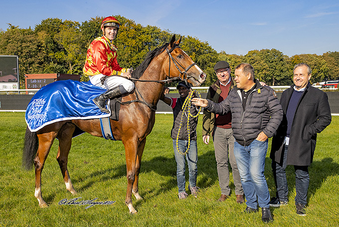 Tom Glæsner Larsen, Frank Hansen og Steen Douglas Bruun fra North Racing I/S tager imod  2-årige Liberian Girl og jockey Oliver Wilson efter hestens maidensejr, 9. okt. 2021. Foto Burt Seeger
