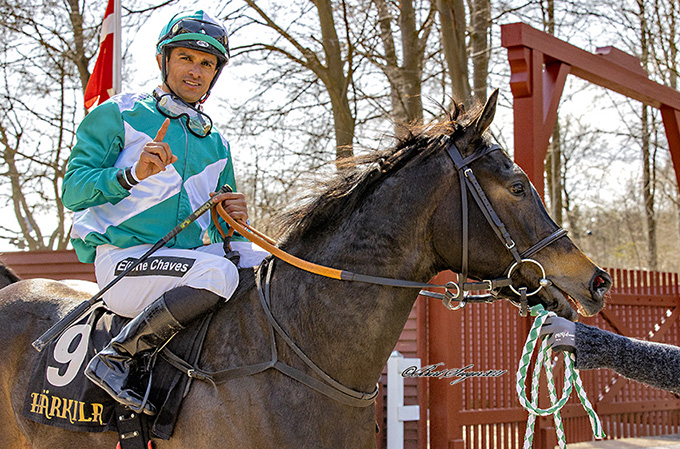 Jockey Elione Chaves på ryggen af Marshi (SWE) ved sejren, lørdag den 17. april 2021 på Klampenborg. Foto Burt Seeger
