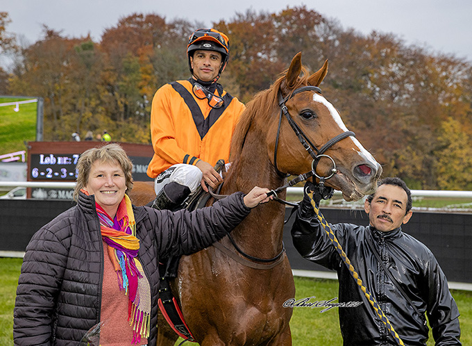 Gitte Friis, halvdelen af ejerparret, Gunnar Ferdinand og Gitte Friis, tager imod Miss Twenty og jockey Elione Chaves foran vindercirklen, lørdag den 30. oktober, Klampenborg Galopbane 