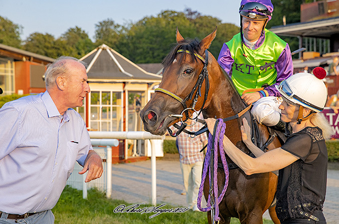 Per Christensen fra Stald KTAS tager imod Noelle og jockey Nicolaj Stott i vindercirklen lørdag den 24. juli på Klampenborg Galopbane. Foto Burt Seeger. 