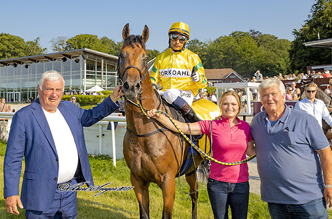 Ole Torkdahl til højre i billedet, ejer af Orkanen Torkdahl, i vindercirklen på Klampenborg Galopbane, lørdag den 24. juli 2021. Foto Burt Seeger. 