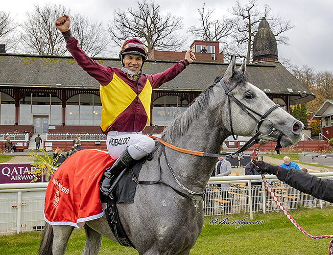 Jockey Marcos Robaldo og Pjerrot (USA) foran vindercirklen efter sejr i Basnæsløb, Klampenborg 6. nov. 2021. Foto Burt Seeger