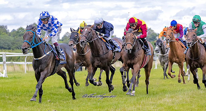Susanne Springers Sankt Peder (GER) med jockey Carlos Lopez sejrer i Tattersalls Grand Cup. Det blev til dobbeltsejr, idet New Target kom ind som anden i mål. Foto Burt Seeger