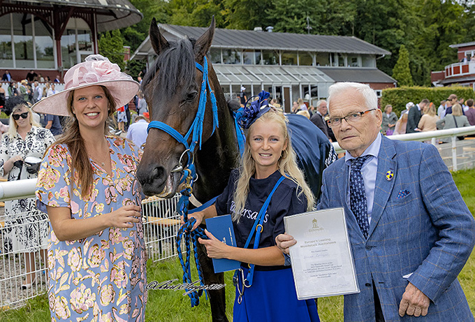 Susanne Springer modtog også en ærespræmie i form af en voucher på 2.000 pund til køb af hest på en af Tattersalls auktioner i 2021. På billedet Susanne Springer og Lennart Jarvén, repræsentant for Tattersalls. Foto Burt seeger