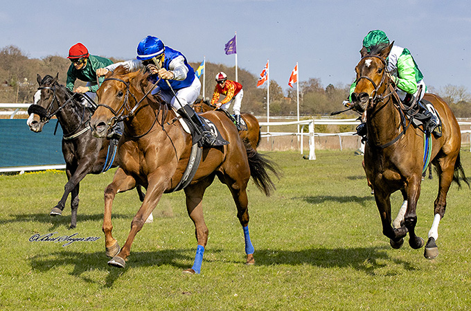 Tears In Heaven, født 2018, med jockey Andreas Tapia Dalbak, på vej mod sin førse sejr, Klampenborg, lørdag den 17. april 2021. Foto Burt Seeger