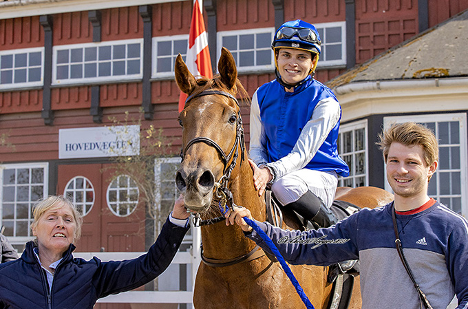 Jockey Andreas Tapia Dalbak ved sejren med Tears In Heaven, Klampenborg, lørdag den 17. april 2021,
		flankeret af Tine Hansen, ejer, fra Stald Spitco og Mikkel Johansen. Foto Burt Seeger