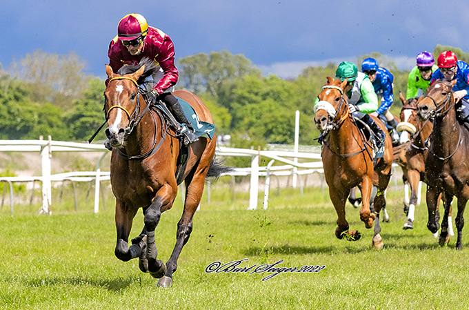 3-årige Geoffrey (GB) med jockey Per-Anders Gråberg aflægger sin maidentitel, Klampenborg, 21. maj 2022. Foto Burt Seeger