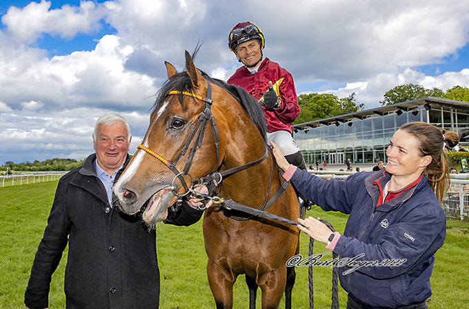 Bent og Christina tager imod Geoffrey (GB) og jockey Per-Anders Gråberg, 21. maj 2022. Foto: Burt Seeger