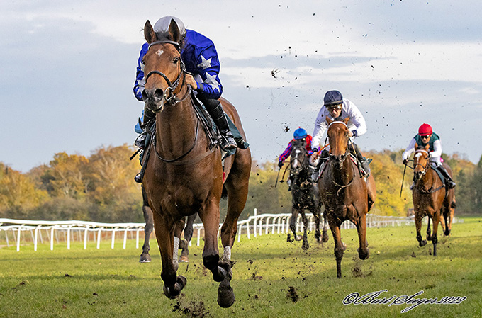 2-årige Good To Go (IRE), redet af jockey Elione Chaves, viser stortalent for jobbet med en fem længders maidensejr, lørdag den 29. okt. 2022. Foto Burt Seeger