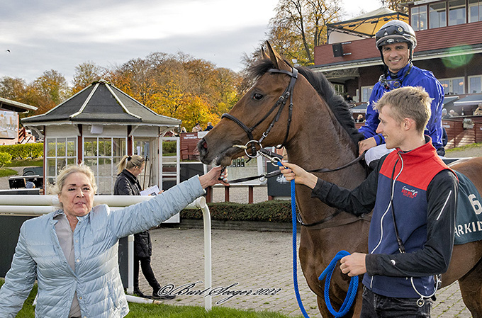 Tine Hansen fra Stald Spitco tager imod 2-årige Good To Go (IRE) og jockey Elione Chaves i vindercirklen, lørdag den 29. okt., 2022. Foto Burt Seeger