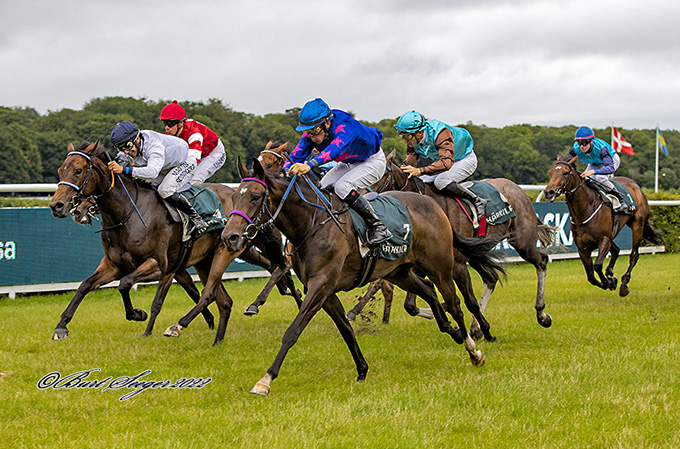 2-årige Happy Feet, redet af Marcos Robaldo og ejet af Christiansen Racing, på vej mod sejr i Produce Stakes, et prestigeløb for 2-årige dansk opdrættede heste. Foto Burt Seeger