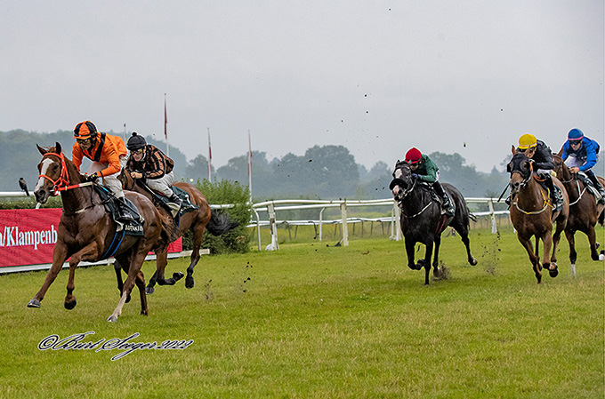 Miss Twenty (DEN) med jockey Carlos Lopez i front og først i mål, Klampenborg, fredag den 19. aug. 2022. Foto Burt Seeger