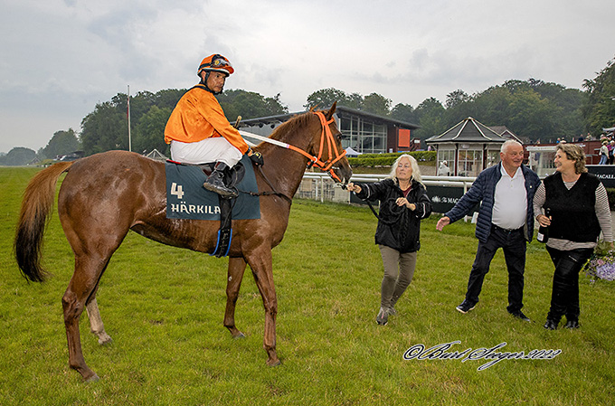 Gitte Friis, den ene halvdel af ejerparret, tager imod Miss Twenty (DEN) og jockey Carlos Lopez, fredag den 19. aug. 2022, Klampenborg Galopbane. Foto Burt Seeger