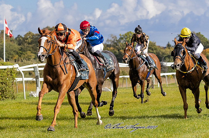Miss Twenty (DEN) med jockey Elione Chaves med kurs mod ny sejr, Klampenborg, lørdag 8. oktober, 2022. Foto Burt Seeger