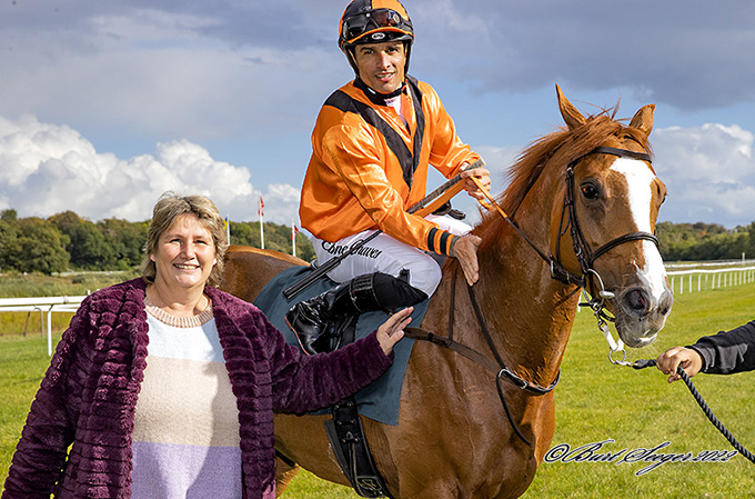 Gitte fra Gunnar Ferdinand & Gitte Friis er fortrolig med ruten frem til vindercirklen og videre ud på græsset for at tage imod Miss Twenty, her redet af jockey Elione Chaves. Foto Burt Seeger