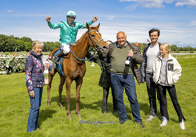 Ejerne af My Ladybug, Lulu Tøpholm og Niels Varming Andersen, kan se frem til flere store præstationer efter hoppens imponerende maidensejr på 6,5 længde, lørdag den 28. maj. Foto Burt Seeger