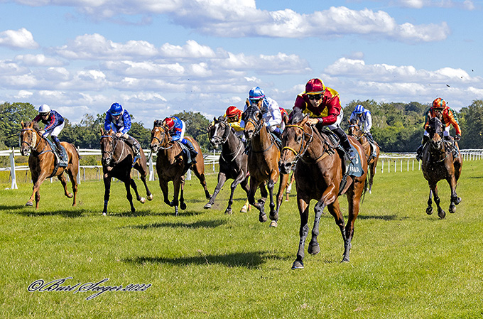Lone Kaj's hoppe Nascetta (IRE) vinder suverænt over det modsatte køn på Damernes Dag, 4. sep. 2022, redet af jockey Elione Chaves. Foto Burt Seeger  