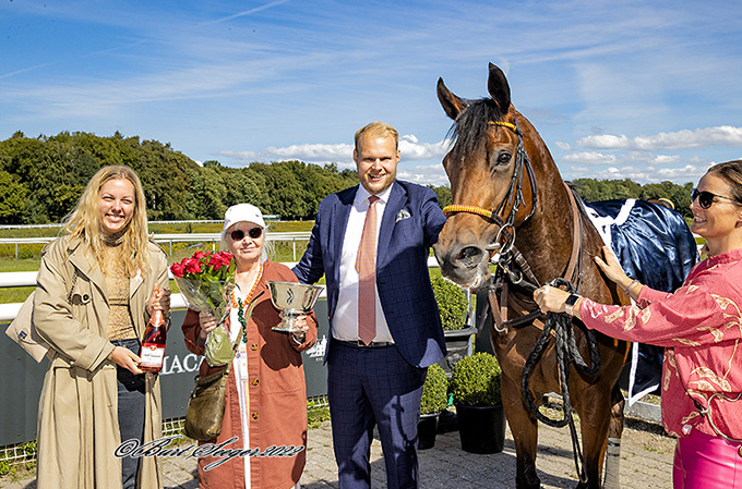 På vegne af Lone Kaj-Nielsen modtog Peter Leth Keller og Maria Wriedt jockey Elione Chaves og Nascetta (IRE) i vindercirklen. foto Burt Seeger