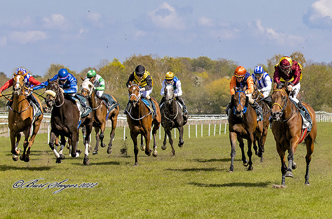 Lone Kaj-Nielsens Nascetta (IRE), yderst til højre, imponerede vildt i Al Shemali Sceptre Stakes, redet til sejr af Marcos Robaldo lørdag den 30. april 2022, Klampenborg Galopbane. Foto Burt Seeger