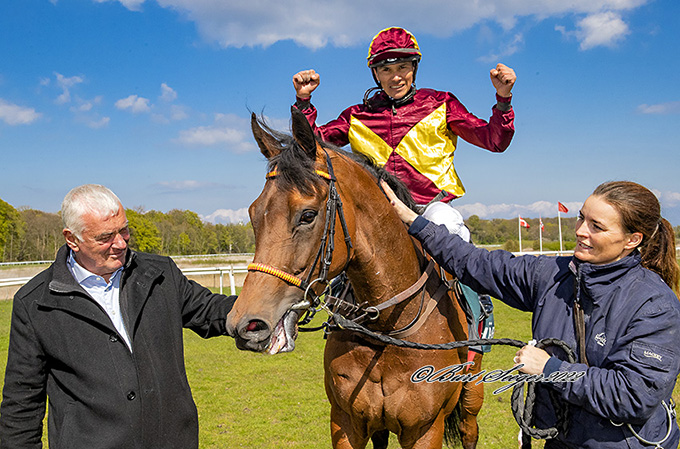 Nascetta (IRE) i vindercirklen efter storløbssejren i Al Shemali Sceptre Stakes. Foto Burt Seeger