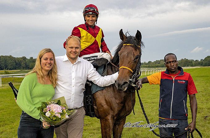 På vegne af Lone Kaj-Nielsen, som ejer Nascetta (IRE), tog  Maria Wriedt og Peter Leth Keller imod vinderbuketten, mens jockey Elione Chaves ser smilende til. Foto Burt Seeger