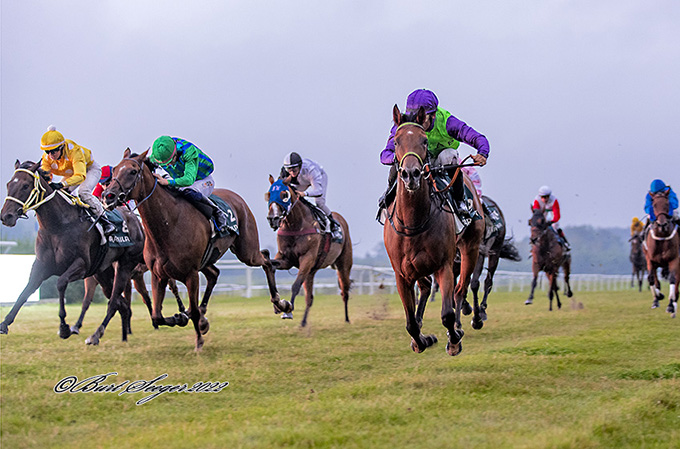 Stald KTAS' Noelle (DEN) med jockey Elione Chaves på vej mod sin fjerde sejr, denne gang på 
	Klampenborg Galopbane, fredag den 19. aug. 2022. Foto Burt Seeger